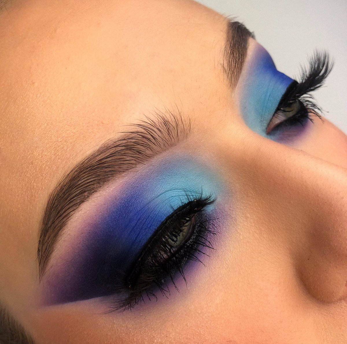BeeMaya_Makeup's tweet photo. BROWS:@ABHcosmetics brow wiz medium brown @norvina1 clear brown gel
EYES: @JeffreeStar jawbreaker palette @plouiseacademy base 0.5 @lorealparis lash paradise mascara https://t.co/esNXVAHIgr