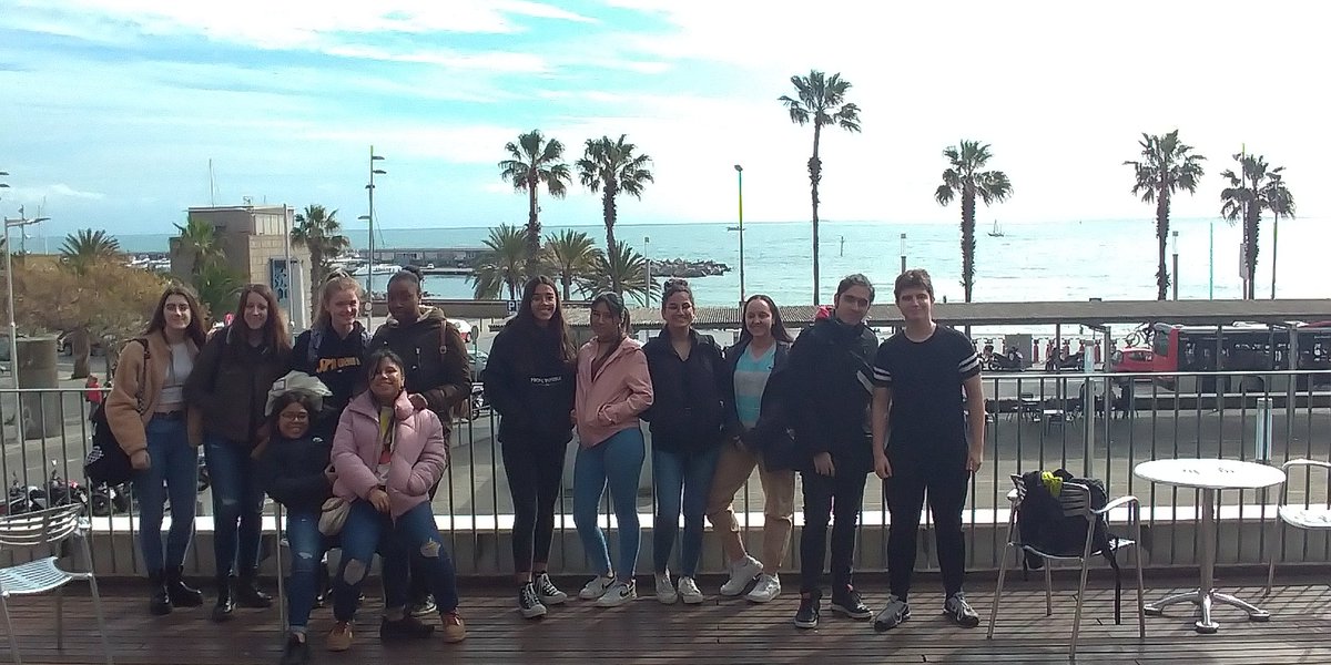 mmart746's tweet photo. Evolució, malalties i futur.
Després d'anys i alumnats variats, acomiadem com cal, gaudint, la xerrada Seqüenciant el paller de @CasalsFerran director del servei de #Genòmica del CEXS-UPF #ISEulàlia #ISE1920 #BioBAT #biologia #pasturant #PRBB #PRBBestudiants #Copem @the_prbb https://t.co/zANhjYjNpv
