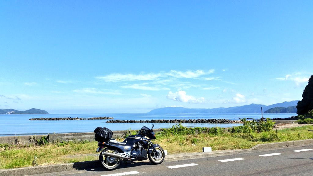 KatsuZx900r's tweet photo. #これを見た人は斜め後ろの画像を貼る
福井の越前海岸…
交通量も少なく、景色良いし、走りやすいの三拍子揃ってた…(´ω`)(笑)
#越前海岸
#しおかぜライン
#R305
#福井県
#GPZ900R
#旅は寄り道ww https://t.co/X4cH0Gfter
