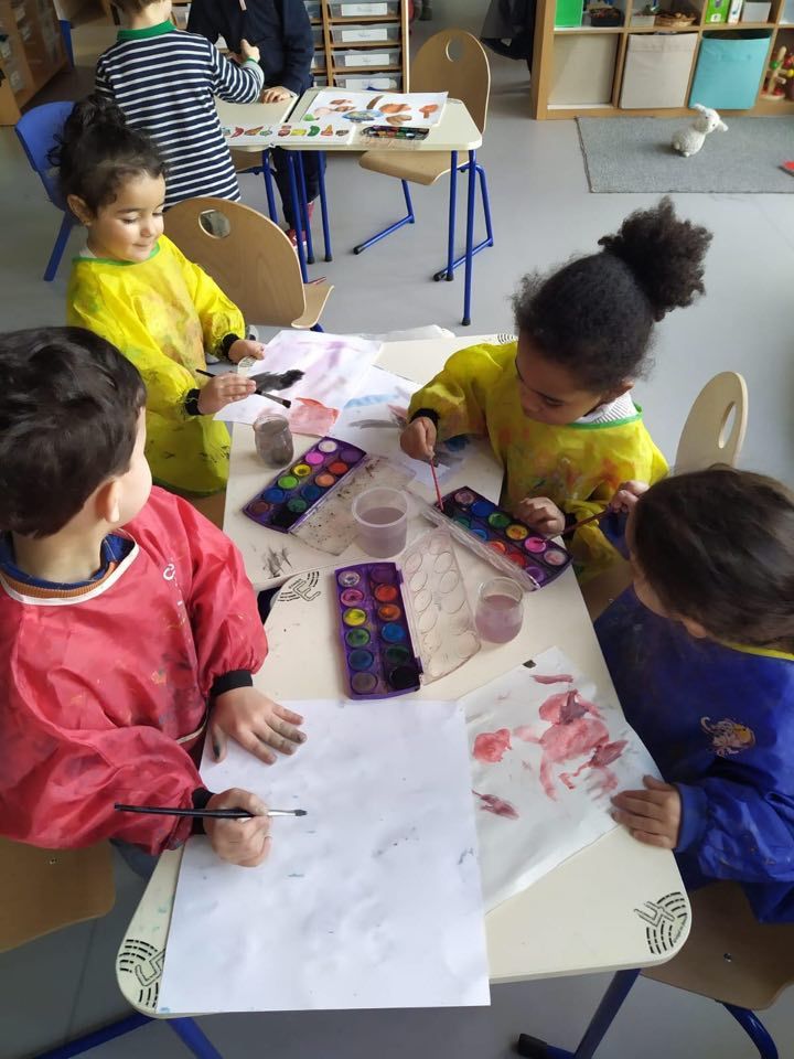ecoleMparis's tweet photo. Les enfants de la tribu "eau" en atelier peinture ! 💧🌊🎨
#ecolem #ecolematernelle #bilingual #montessori #freinet #pedagogiesalternatives #tribueau #atelierpeinture #paris19 https://t.co/iO0pP4dqVV