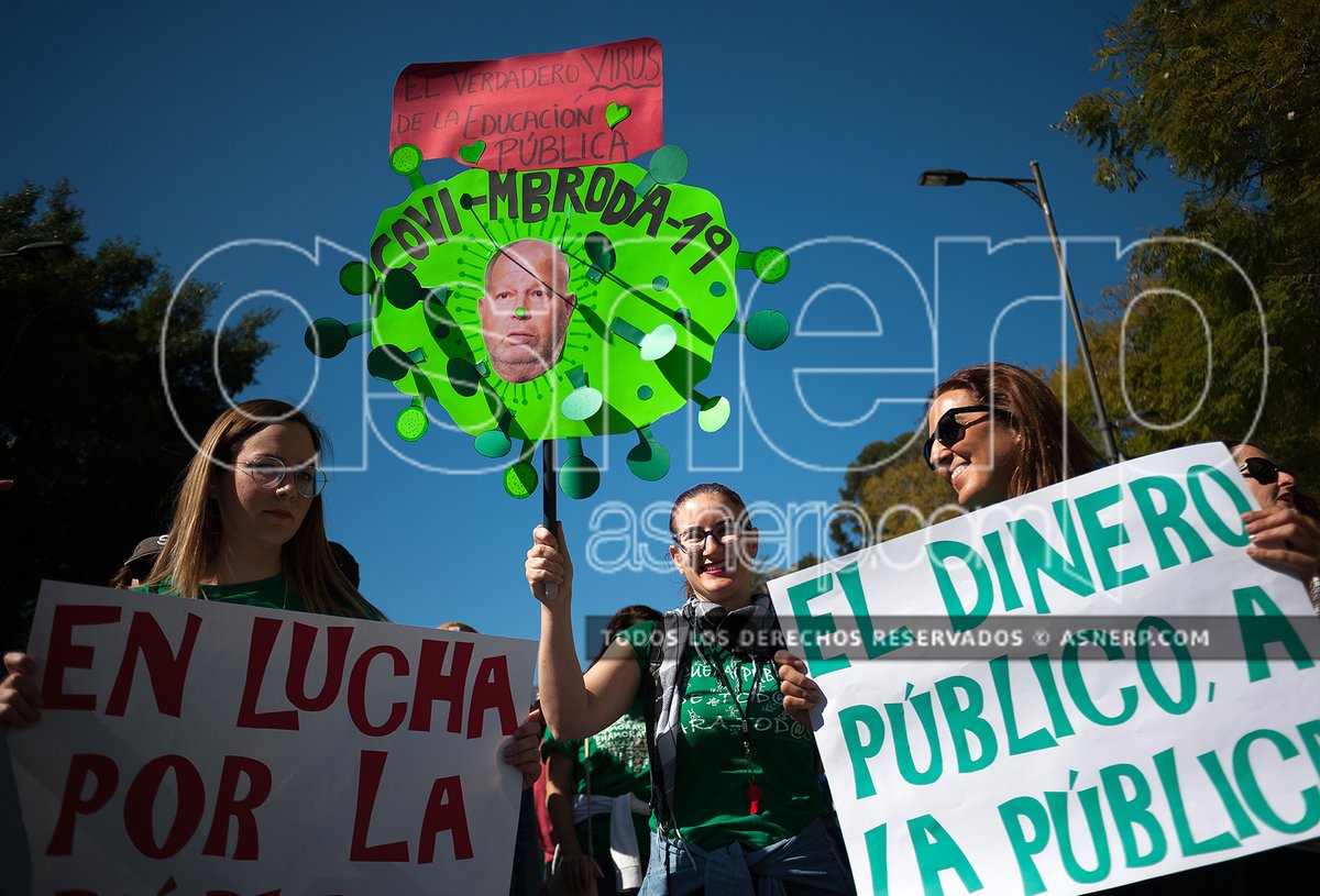 asnerp's tweet photo. Miles de personas participan en la #manifestación de #Málaga por la #HuelgaEducativa4M contra el decreto de escolarización en #Andalucía. 

© @asnerp 

Más imágenes:
https://t.co/FLVmP90aN2 https://t.co/Z9RkUigDDG