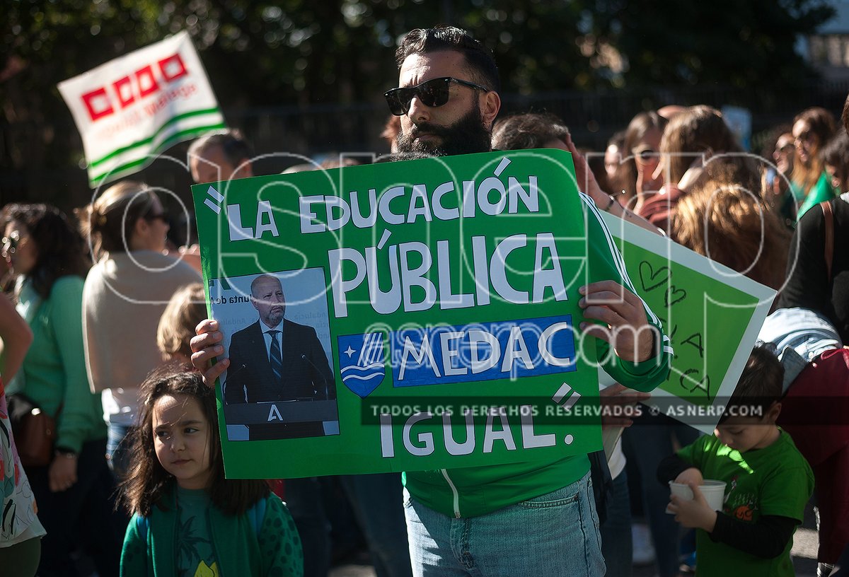 asnerp's tweet photo. Miles de personas participan en la #manifestación de #Málaga por la #HuelgaEducativa4M contra el decreto de escolarización en #Andalucía. 

© @asnerp 

Más imágenes:
https://t.co/FLVmP90aN2 https://t.co/Z9RkUigDDG