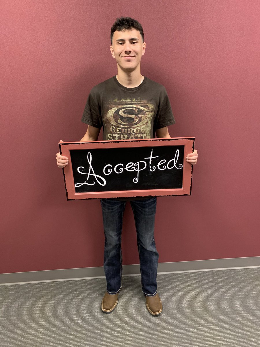 PearlandHS's tweet photo. ENLISTED! Congratulations to David Gomez on his enlistment in the US Marines! Thank you for your service!! @USMC #OilerGrad2020 https://t.co/hU2YZPE8H3
