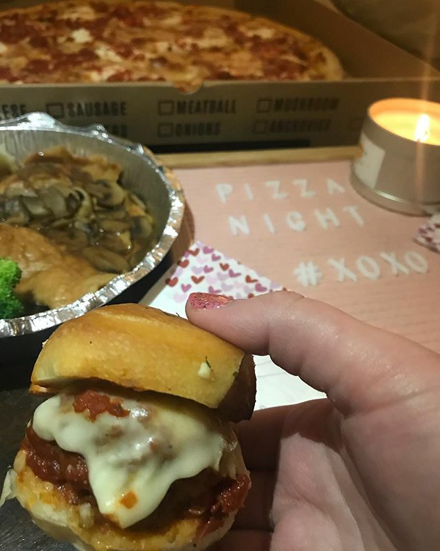 hungry_hoboken's tweet photo. Have a slice day 🍕 @delenio.italian.eatery .
.
.
#Hungryhungryhoboken #delenio #deleniojerseycity #jerseycity #jc #jceats #jerseycityeats #jerseycitylife #jersey #jerseycitylocal #hoboken #pizza #pizzadelivery #pizzanight #candlelightdinner #garlicknots #meatballsliders #chi… https://t.co/vgyMUXteft