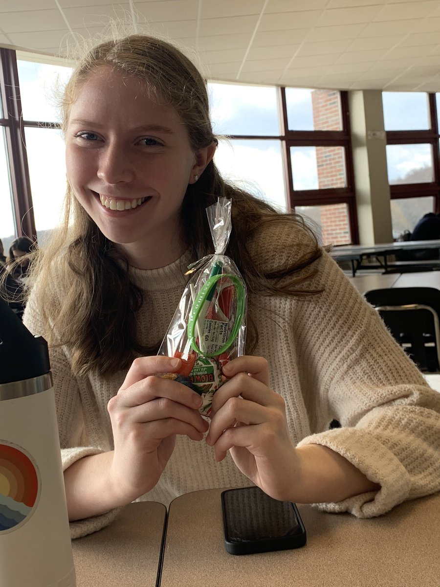YHS_SavePromise's tweet photo. Today Save Promise members are handing out goody bags to students in honor of Start With Hello week!! @sandyhook https://t.co/ZvJ3h627i8