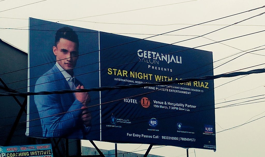 Luv_oye's tweet photo. “Bachpane 'ch bhajeya nange pairi jehde road te
Ajj uthe photo enni vaddi meri laggi billboard te “- Bohemia 
@imrealasim 

#AsimRiaz #JacSim #AsiManshi https://t.co/BWUH9xRjE5