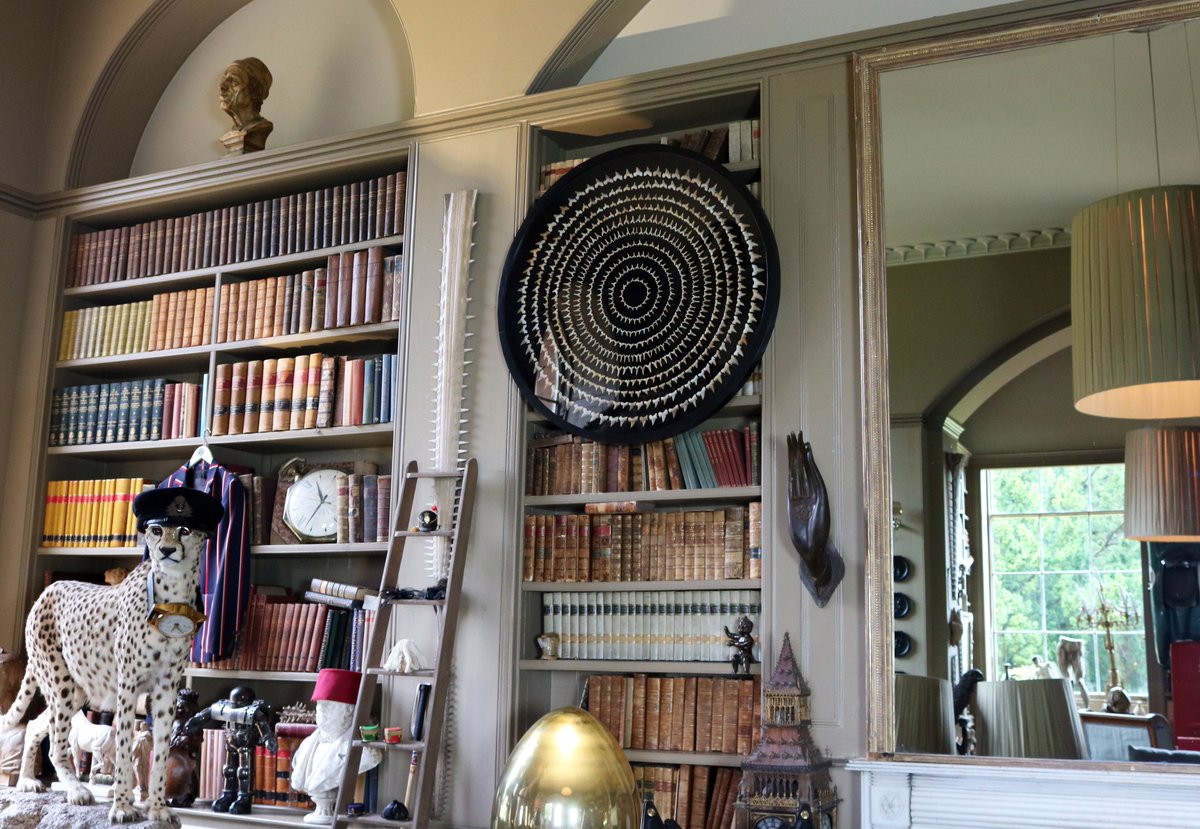 moderngrandtour's tweet image. THE LOOK OF THE LIBRARY // The Library here at Aynhoe Park is full of an eclectic collection of curious finds and one-off pieces from all around the world. Shop the look on our website now amoderngrandtour.com #amoderngrandtour #aynhoepark #interiors #interiordesign #designer