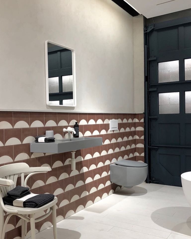pureoriginalNA's tweet photo. Check out the new show wall at the Pure &amp; Original showroom Ramacieri Soligo, Montreal. Marrakech Walls in color Old Flax on the wall, garage door in Classico chalk-paint, color Steel Blue. #architecturelovers #bathroomdesign #mineralpaint #montrealdesign #pureandoriginalpaint https://t.co/TLTebDd1mC