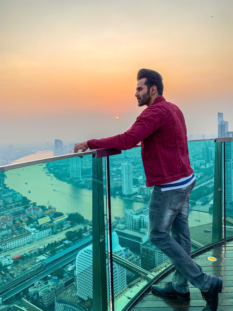 irohitofficial's tweet photo. It is almost impossible to watch a sunset and not dream💫
#dream #sunset #sunsetphotography #skybarbangkok #lebua #lebuaskybar #lebuastatetower #lebuahotelsresorts #bangkok #thailand #model #actor #blogger #lifestyle #luxury #travel #fashion #style #menstyle #mensfashion #ootd https://t.co/jOjO2yNJo7