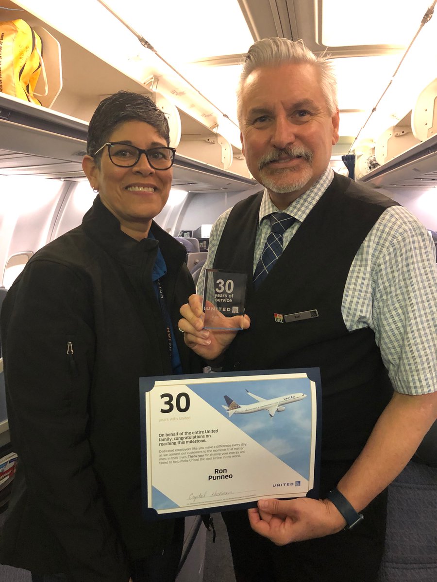 itizarry's tweet image. #UAIFSbaseIAH congratulates Ron on 30yrs @weareunited nicely done!✈️ @hka4htide