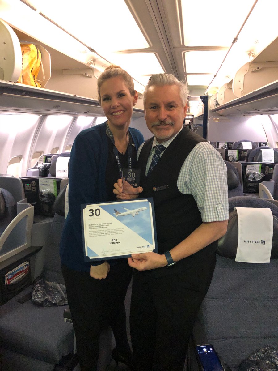 itizarry's tweet image. #UAIFSbaseIAH congratulates Ron on 30yrs @weareunited nicely done!✈️ @hka4htide