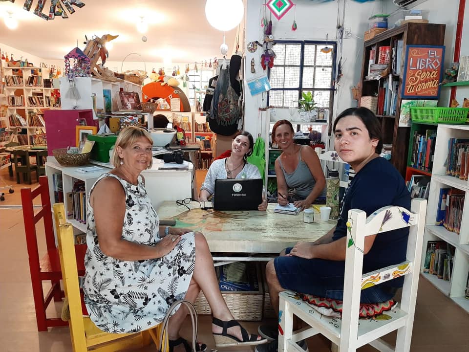 marcepastore's tweet photo. Visitamos la espléndida biblioteca en parque Saavedra . Gran trabajo "Al otro lado del árbol " @fudeso2 https://t.co/xkV34mIEKZ