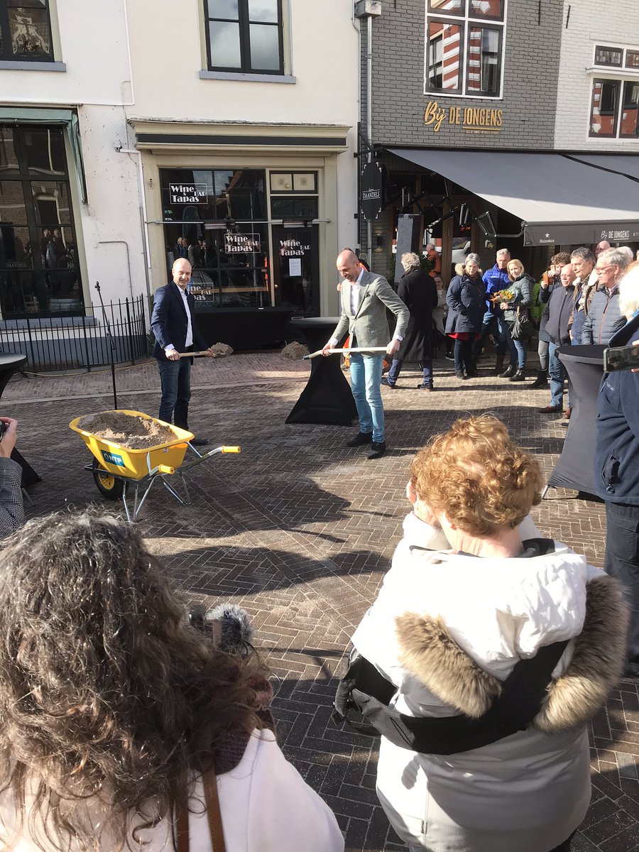 Wethouder @AukeSchipper  van <a href="/gem_Hattem/">Gemeente Hattem</a> opent een strak en #toegankelijk marktplein samen met <a href="/RobAlberti/">Alberti</a> namens <a href="/ntpgroep/">NTP</a> symbolische handeling #zanderover