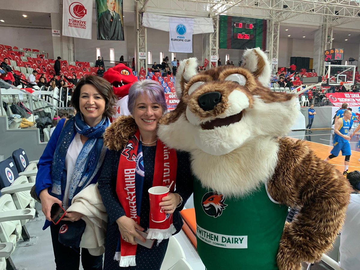 SirinGuneyOzenc's tweet photo. Takımlar kardeş, maskotlar süper... Dragon❤️ and Foxy💚
Maça hazırız. #Reddragon #bkbasketball #hepdestektamdestek
GO FIRE🔥🔥🔥 https://t.co/2uevLwqDmo