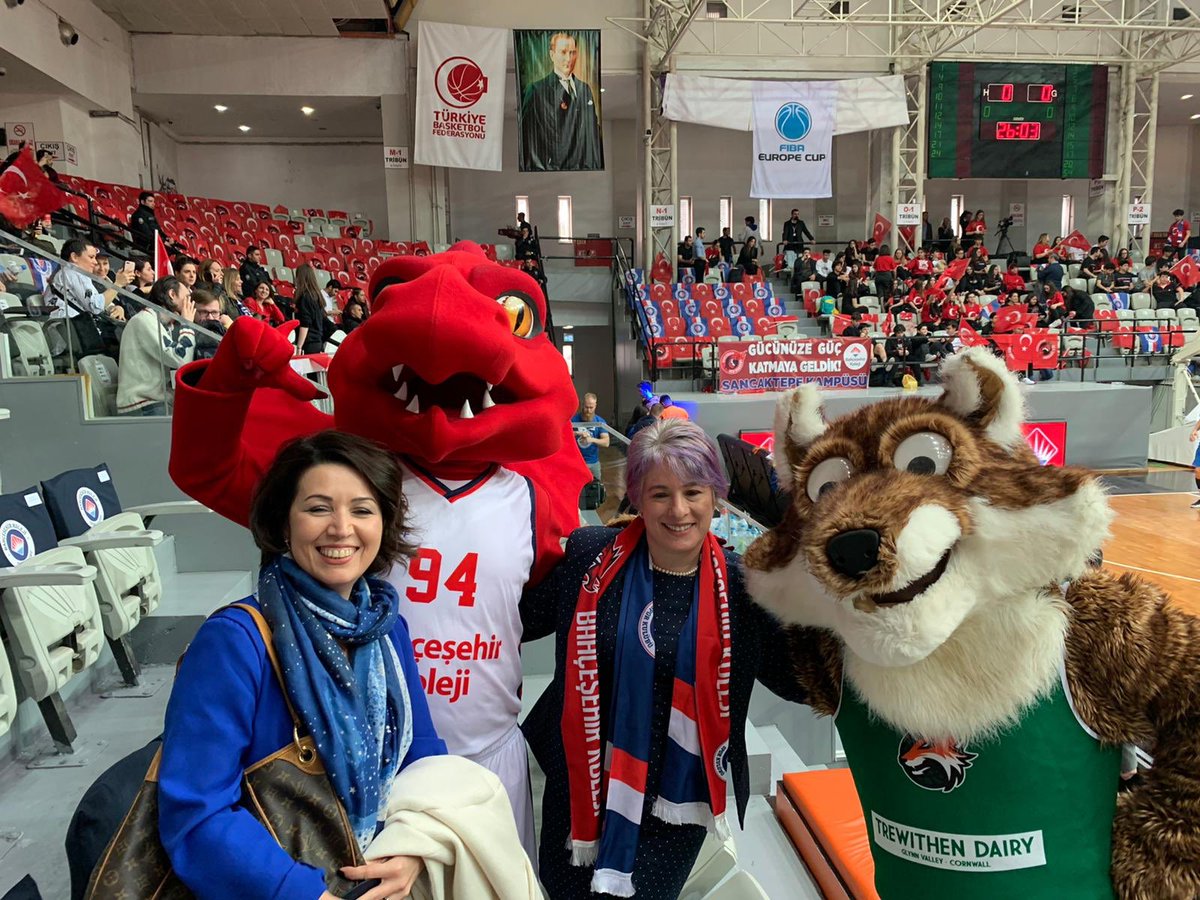 SirinGuneyOzenc's tweet photo. Takımlar kardeş, maskotlar süper... Dragon❤️ and Foxy💚
Maça hazırız. #Reddragon #bkbasketball #hepdestektamdestek
GO FIRE🔥🔥🔥 https://t.co/2uevLwqDmo
