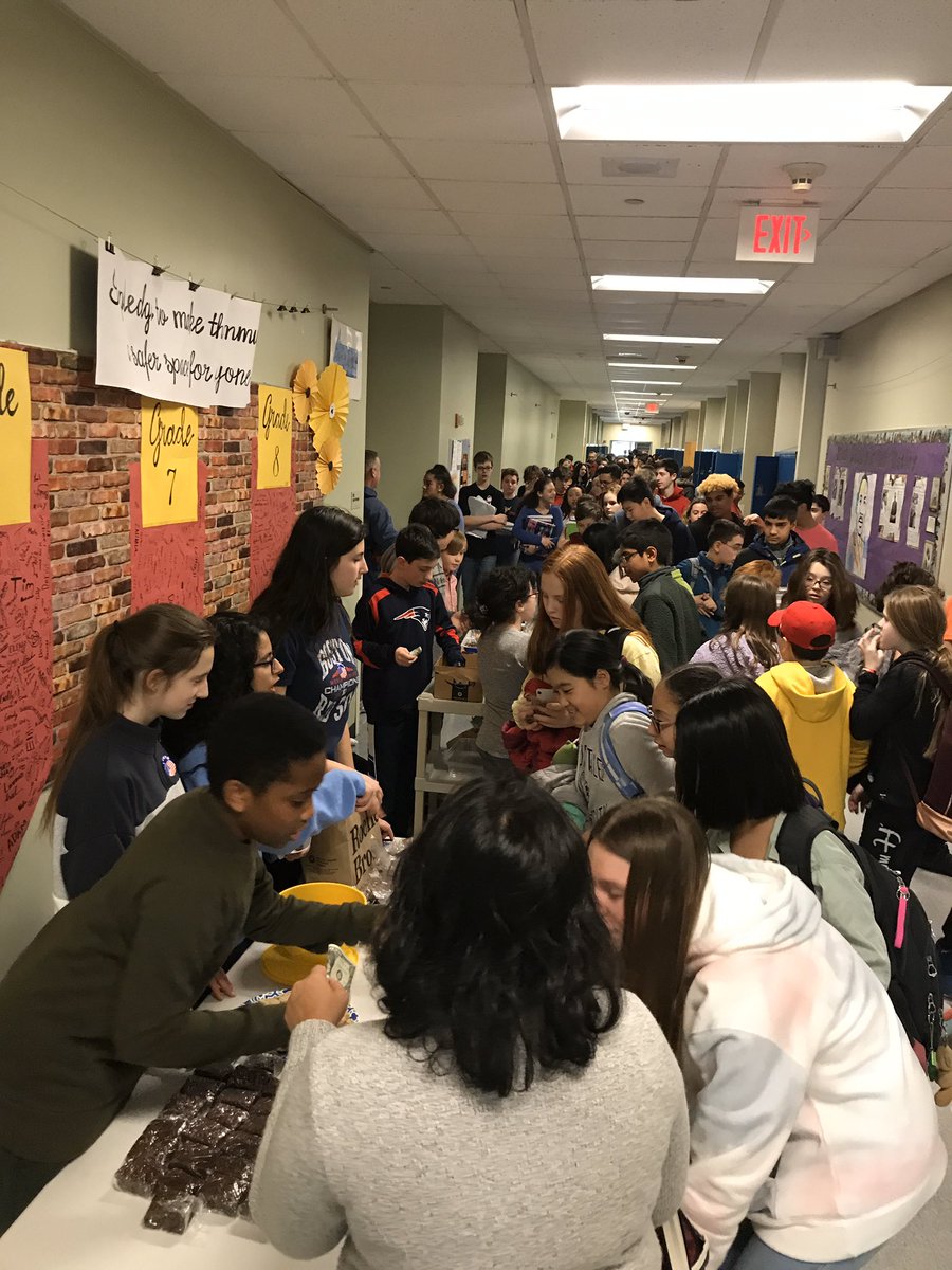 So proud of the @OakHillNewton Library Task Force members for running a successful bake sale today to support our library! 🧁 📚💗