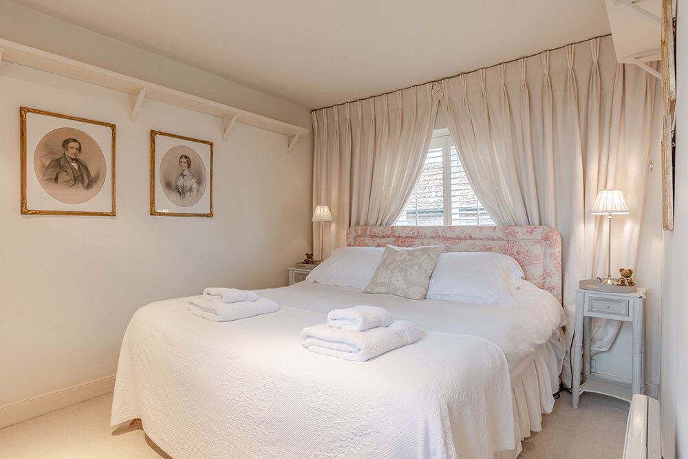 🌊 New photos 🌊 
2 Zetland Cottage is a wonderfully romantic and stylish, light and bright holiday cottage with views over the famous Cley Windmill and salt marshes. Beautiful exterior photos of the large, enclosed garden coming soon 🍃 blakeneycottagecompany.co.uk/cottage/2-zetl…