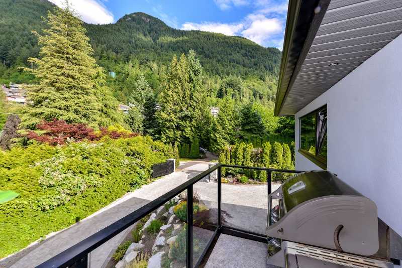 Endless water and Islands follow the mountainous coastline and instantly bring you happiness on your drive to luxury. Welcome to vacation heaven! #EMR #Vacation emrvacationrentals.com/vancouver-bc/p…