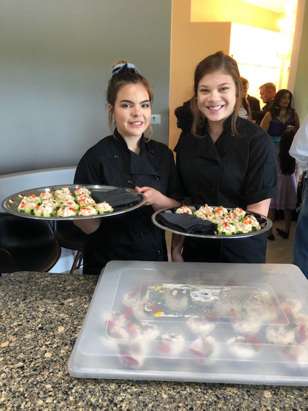 rolling_greens1's tweet photo. For all your #yllcatering needs customized to the shop, office, field, hall, bus, arena - you name it our professional team can cater to your needs anywhere - three levels of service and we will also travel #homecooking #nutritious #creative so many choices with @rolling_greens1 https://t.co/gByWqI8rQa