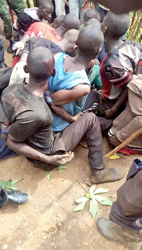 pnininahazwe's tweet photo. #NyabirabaHorreur

Ils les ont arrêtés.
Ils les ont fait coucher à bas-ventre.
Ils les ont ligotés.
Ils les ont tabassés.
Ils les ont tués, sauvagement.
Ils ont dénudé, frappé et piétiné leurs corps.

Exécutions extrajudiciaires à #Nyabiraba le 23 fév. 2020. #Burundi 1/

-THREAD https://t.co/bcjPejuzYI