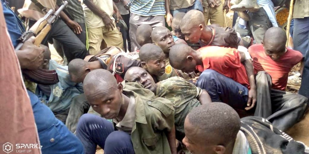 pnininahazwe's tweet photo. #NyabirabaHorreur

Ils les ont arrêtés.
Ils les ont fait coucher à bas-ventre.
Ils les ont ligotés.
Ils les ont tabassés.
Ils les ont tués, sauvagement.
Ils ont dénudé, frappé et piétiné leurs corps.

Exécutions extrajudiciaires à #Nyabiraba le 23 fév. 2020. #Burundi 1/

-THREAD https://t.co/bcjPejuzYI