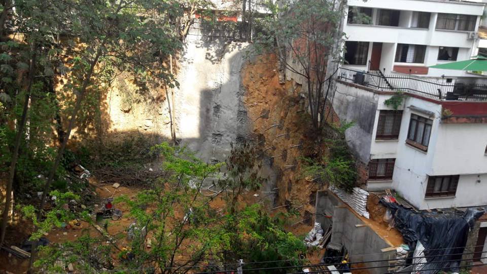 GenteCabecera's tweet photo. Aunque las obras de estabilización del lote de la carrera 39 de #Cabecera avanzan en un 97% según informó la @AlcaldiaBGA, la comunidad asegura que las obras estarían quedando incompletas ⚠️. 
Vea por qué ➡️ https://t.co/OenlmodppZ. https://t.co/eHzSBwN2Fb