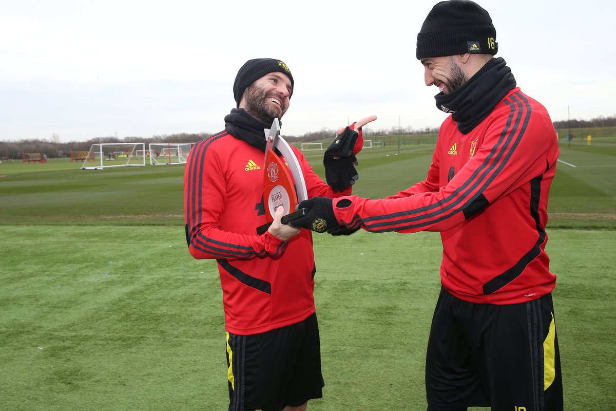 ManUtd's tweet photo. An award presentation in four parts 😅

A MASSIVE well done to @B_Fernandes8, who picked up his first #MUFC Player of the Month award today! 🥳 https://t.co/ETqZnBu49Q