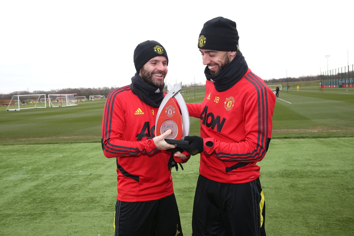 ManUtd's tweet photo. An award presentation in four parts 😅

A MASSIVE well done to @B_Fernandes8, who picked up his first #MUFC Player of the Month award today! 🥳 https://t.co/ETqZnBu49Q
