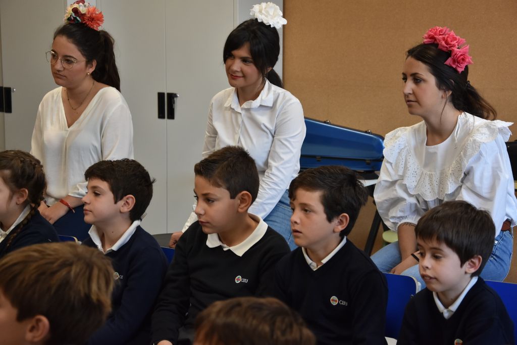 CEUAndalucia's tweet photo. Alumnos de Educación Primaria realizan una intervención didáctica en el Colegio CEU Sevilla por el #DiaDeAndalucia. A través de este tipo de actividades prácticas, los futuros docentes adquieren capacidades que les serán muy útiles en su futuro laboral https://t.co/oHCsObsCqR https://t.co/XlI7vzErnJ