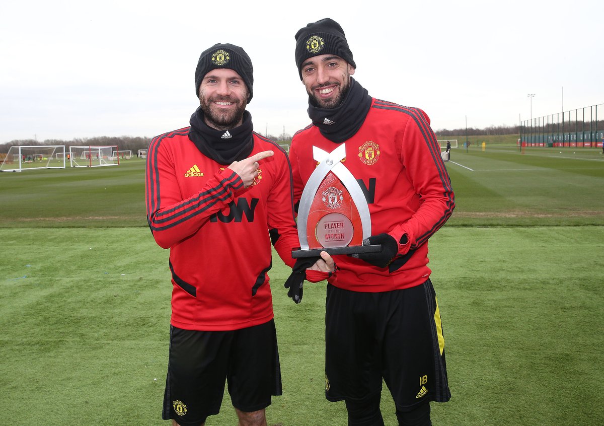 ManUtd's tweet photo. An award presentation in four parts 😅

A MASSIVE well done to @B_Fernandes8, who picked up his first #MUFC Player of the Month award today! 🥳 https://t.co/ETqZnBu49Q