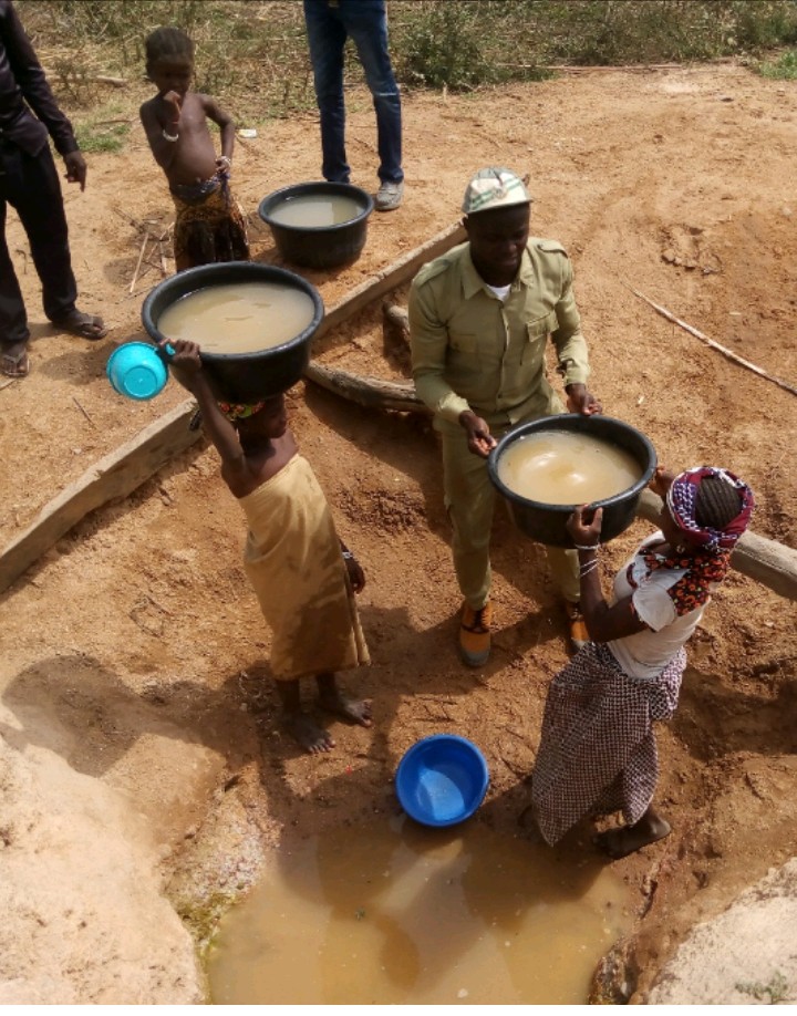 KosokoDamilola4's tweet photo. An NYSC member, Omaka Samuel Dike with state code KW/19A/1928, executed five Community Development Service (CDS) Projects. the projects were speedily completed within the space of five months. https://t.co/zMHotzAvRX