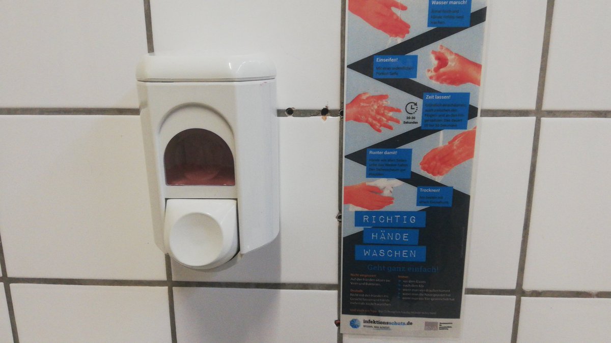 Die ganzen Jahre über interessiert sich diese Schule einen Scheiß für Hygiene. Die Toiletten sind kaputt und dreckig, das Wasser ist kalt und seife geschweige denn Desinfektionsmittel ist gar nicht erst vorhanden. Corona kommt und auf einmal ändert sich was.. #CoronaPanik