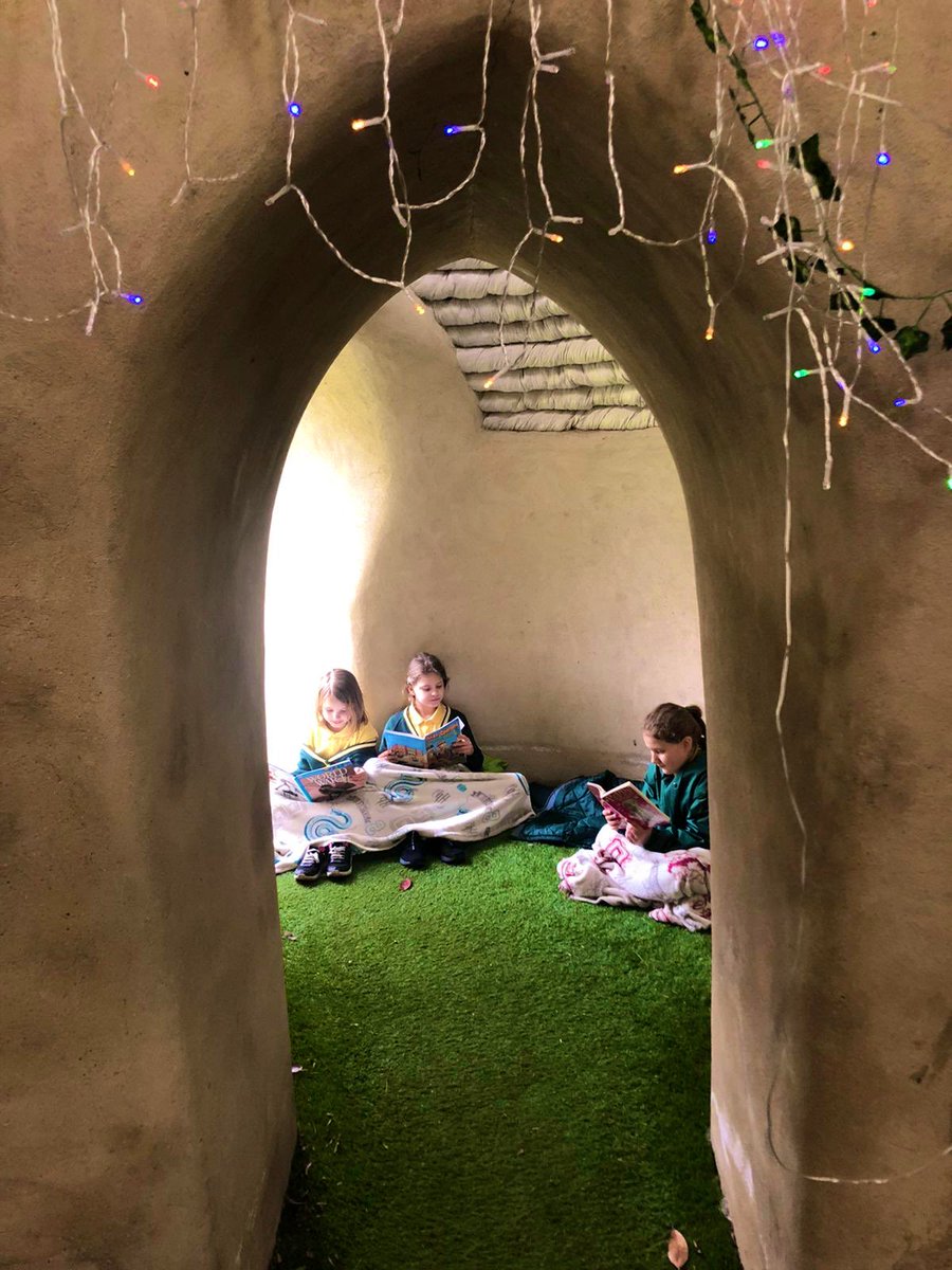 STMM20's tweet image. Lunchtime reading 📖 and storytelling 📚🗻#readingcave #lovereading #bookweek2020