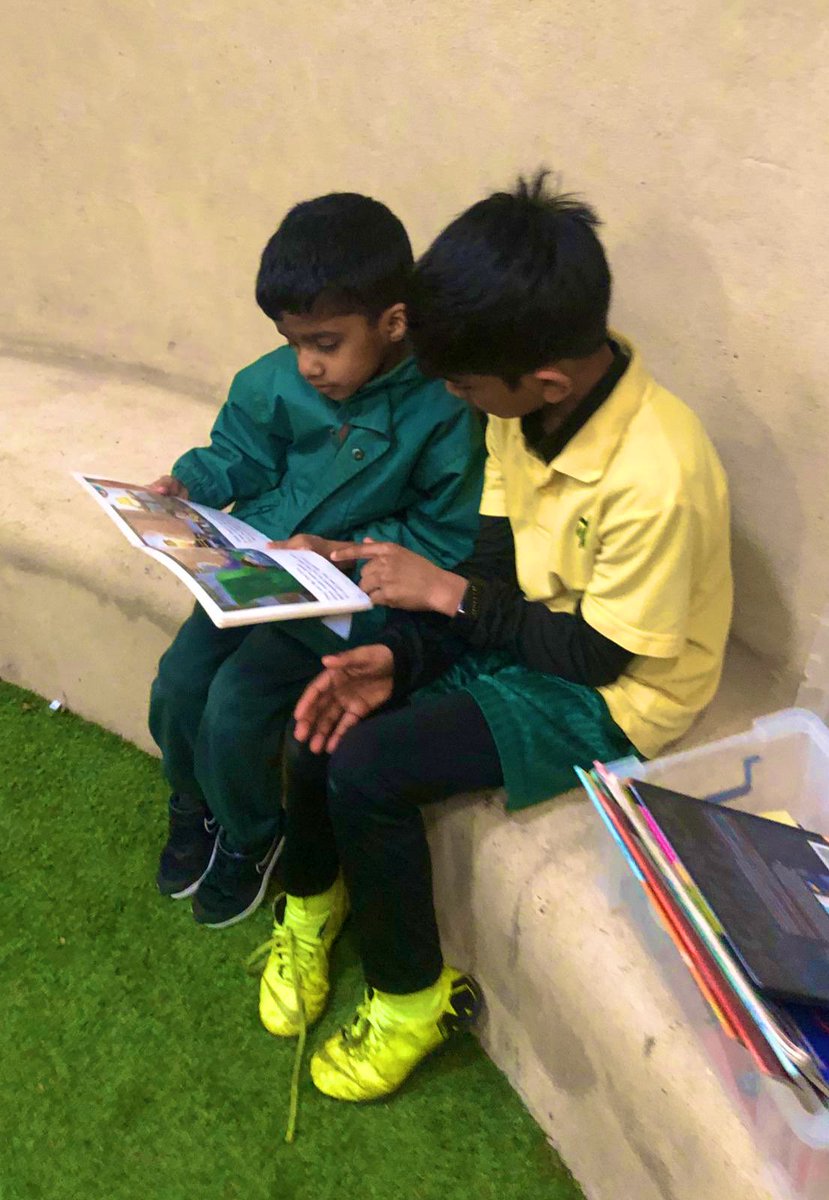 STMM20's tweet image. Lunchtime reading 📖 and storytelling 📚🗻#readingcave #lovereading #bookweek2020