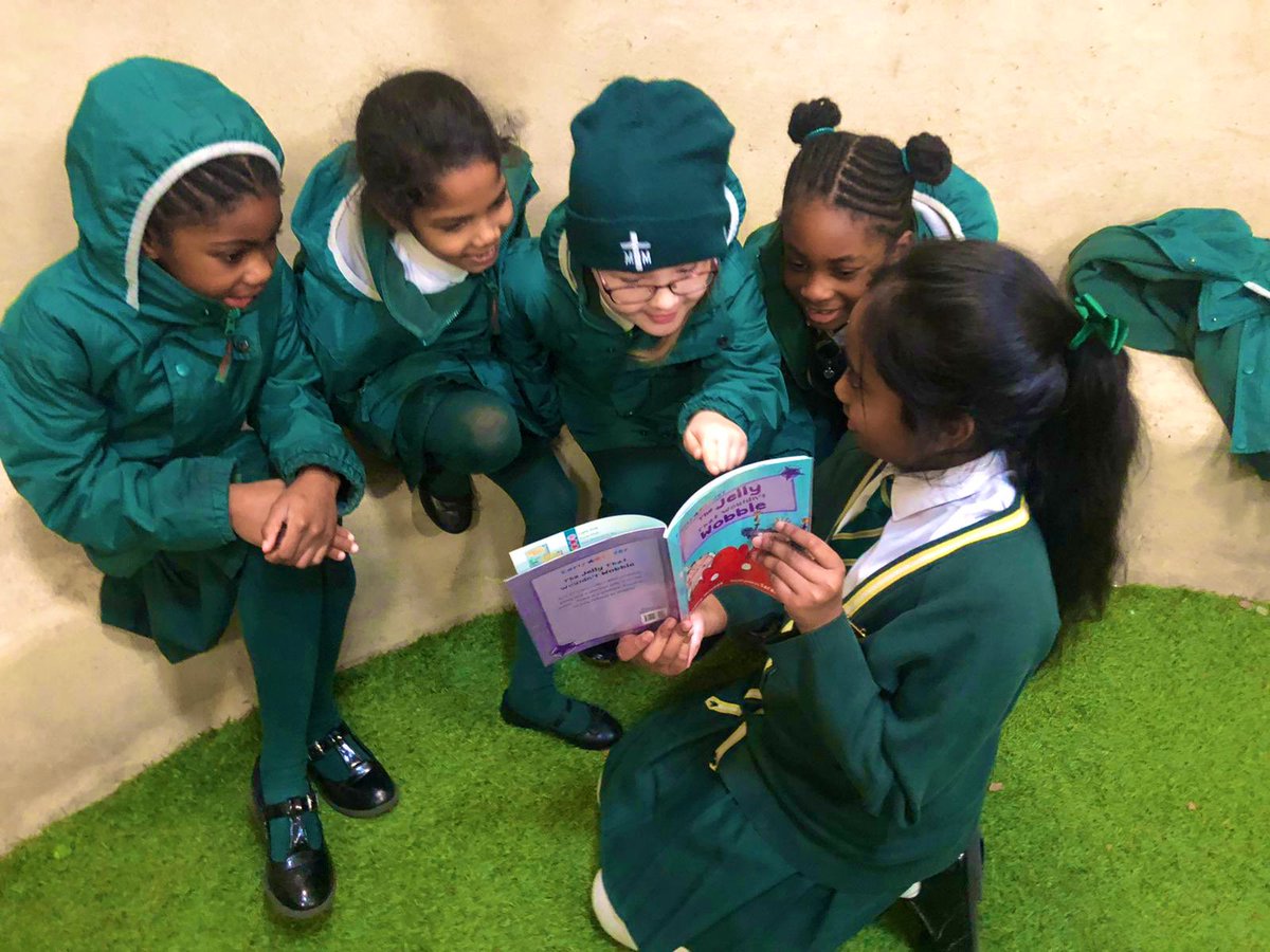 STMM20's tweet image. Lunchtime reading 📖 and storytelling 📚🗻#readingcave #lovereading #bookweek2020