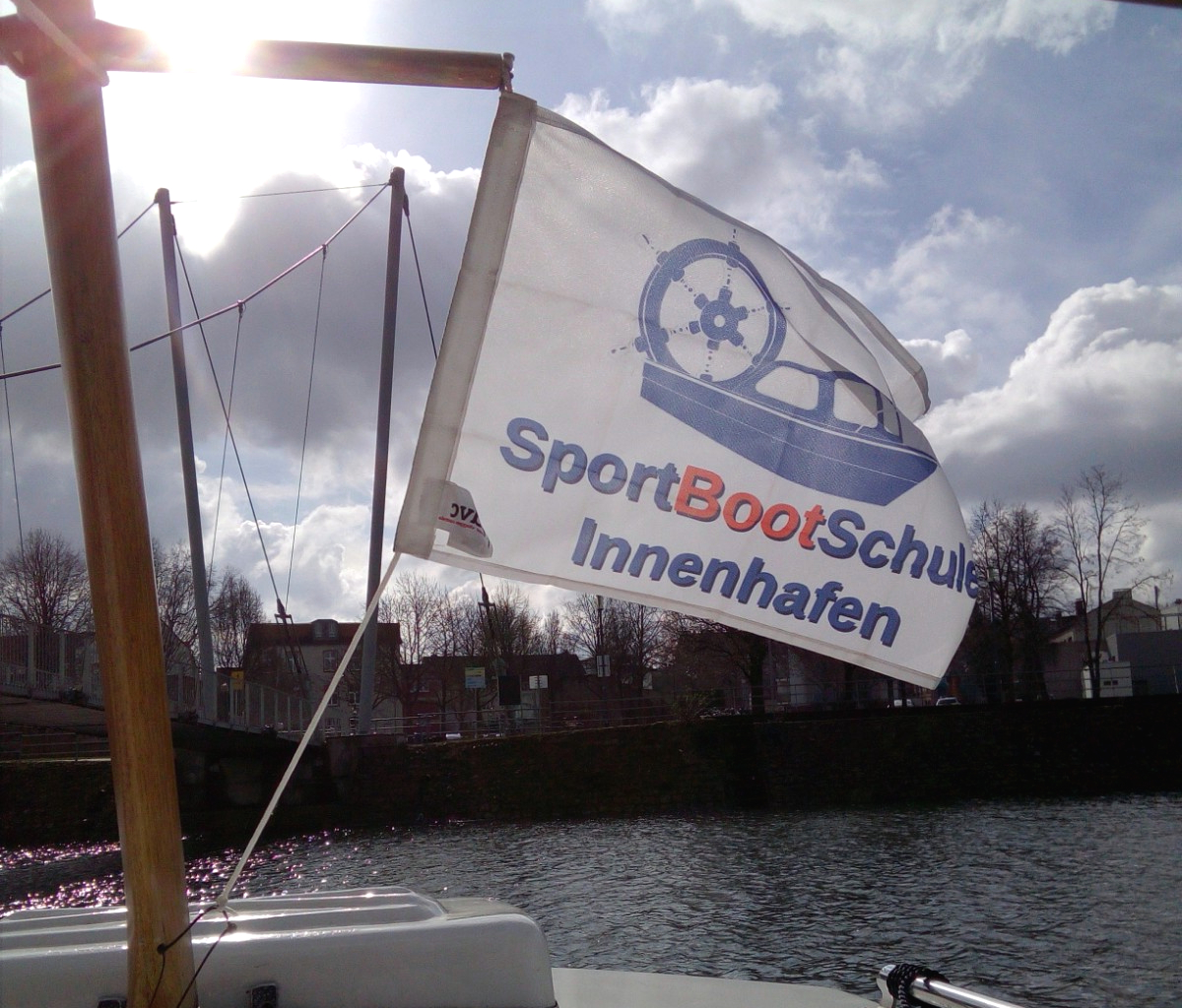 #Buckelbrücke #Innenhafen #DuisburgTourismus #MarinaDuisburg #Duisburg #Hochwasser #Sportbootführerschein #Bootsschule @DVCvlag