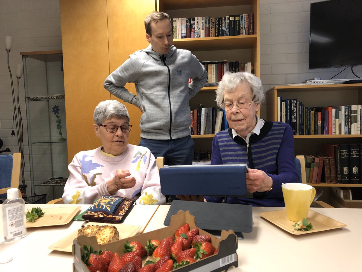 DigiAsialla's tweet photo. Seniorit lisättyä todellisuutta sisältävän seinämaalauksen suunnittelijoina 💬 Veli päästäinen pyrkii #unelmamaisema’an. #DigiKylli kertoo lisää: https://t.co/isFtJnpWBo @MuraalitaideYMT https://t.co/keeG1gks1p