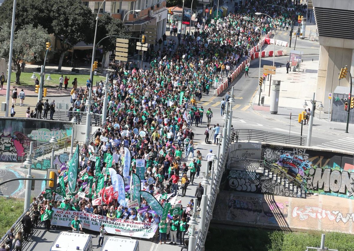 DiarioSUR's tweet photo. 📣 #HuelgaEducativa4M
🙌 Más de cinco mil personas en la manifestación de #Málaga contra el decreto de escolarización de @AndaluciaJunta. Tiene los datos @pacogutiSUR  (📷 @borisalas) ➡️ https://t.co/NVkjfb49wg https://t.co/zeWeCoe5jS