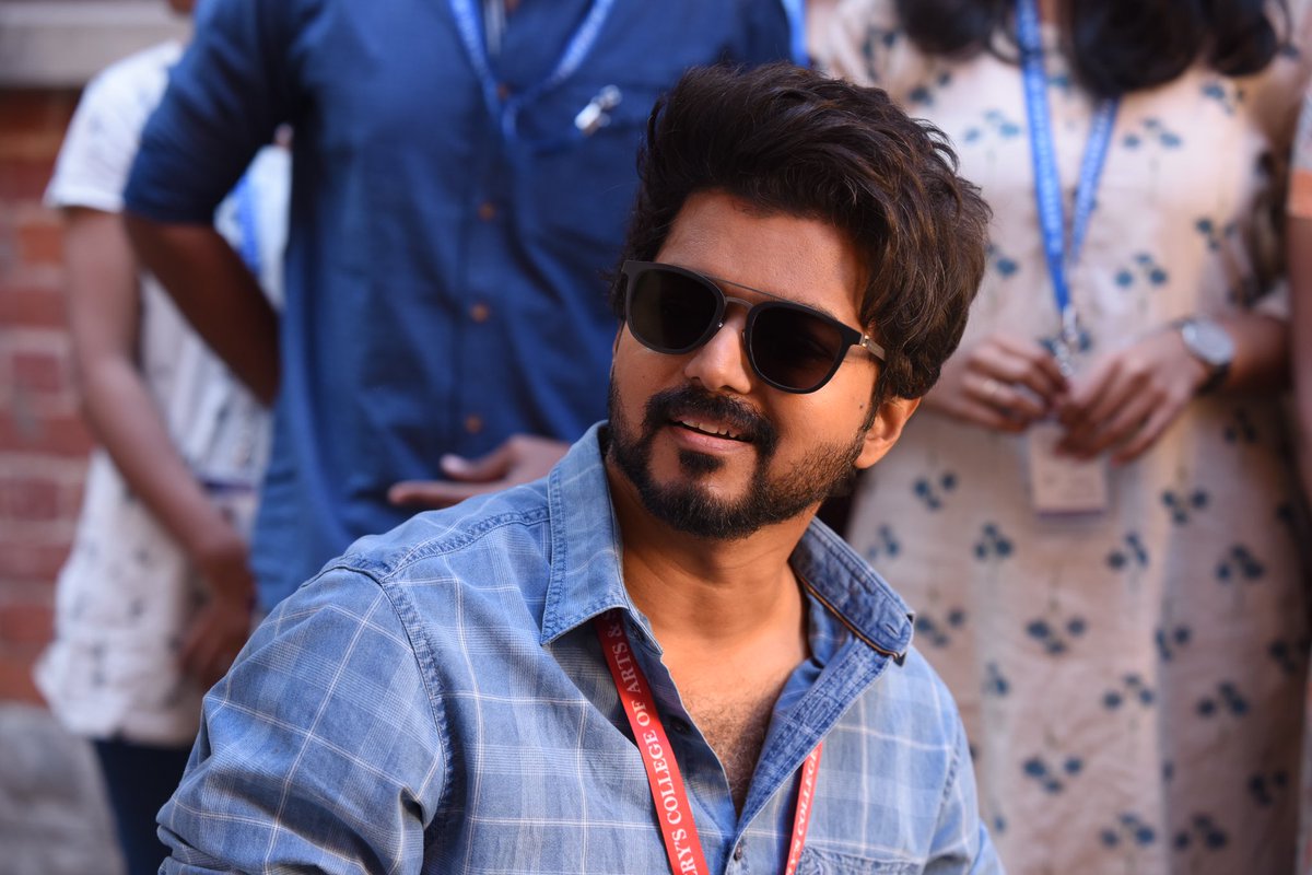 VijayFanaticsKL's tweet photo. Biggest Poll !! 🥁

Open Challenge .... 🤚

Mudincha Win Pannunga Da Papom ... 😏

Yarukku Fan Base Verithanama Irukku !!! 😎

#Suriya ~ RT 🔃

#Ajith ~ LIKE ❤

#Vijay ~ Comment 😎

#SooraraiPottru #Valimai #Master https://t.co/kyOCUmXq5Z