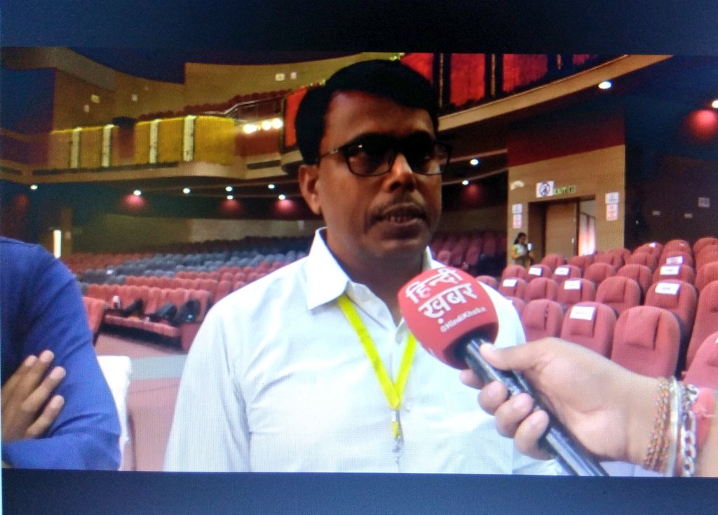 anuj_hanumat's tweet photo. आज #लखनऊ में आयोजित #CSRConclave  में जनपद #चित्रकूट के नाम एक और उपलब्धि जुड़ी.CM योगी ने चित्रकूट में बेसिक शिक्षा में लगातार हो रहे सुधार हेतु @ChitrakootDm एवं @PiramalFdn को दी बधाई .

@CDO_Chitrakoot ने इस मौके पर प्रेजेंटेशन प्रस्तुत किया.शिक्षक संतोष कुमार सम्मानित हुए https://t.co/PbkHQRyD24