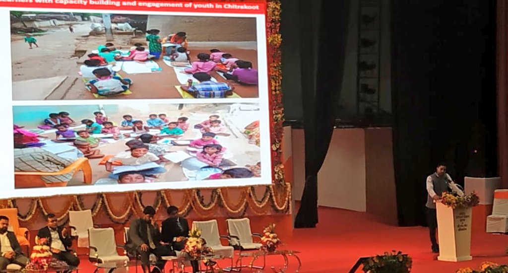 anuj_hanumat's tweet photo. आज #लखनऊ में आयोजित #CSRConclave  में जनपद #चित्रकूट के नाम एक और उपलब्धि जुड़ी.CM योगी ने चित्रकूट में बेसिक शिक्षा में लगातार हो रहे सुधार हेतु @ChitrakootDm एवं @PiramalFdn को दी बधाई .

@CDO_Chitrakoot ने इस मौके पर प्रेजेंटेशन प्रस्तुत किया.शिक्षक संतोष कुमार सम्मानित हुए https://t.co/PbkHQRyD24