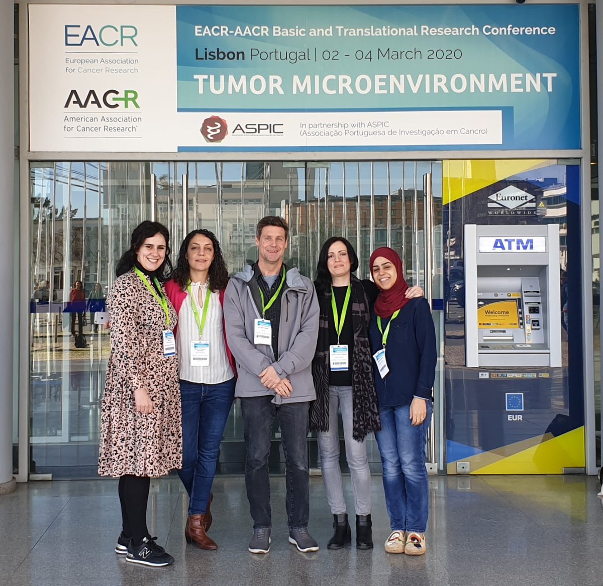 Group photo to finish two great days of learning <a href="/DrHibah/">HAA</a> <a href="/PaulaSaavedra7/">Paula SG</a> @auner_lab_ICL #EAATumorMicro2020