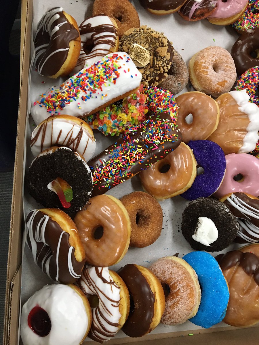 bookbagsara's tweet photo. Great way to start the day! @edinahornets Breakfast Book Club discussion led by students & their questions. Plus fueled by the best treats. Thank you @YoYoDonuts! #EdinaGrowsReaders #EPSReads https://t.co/pVrHjcsaPt