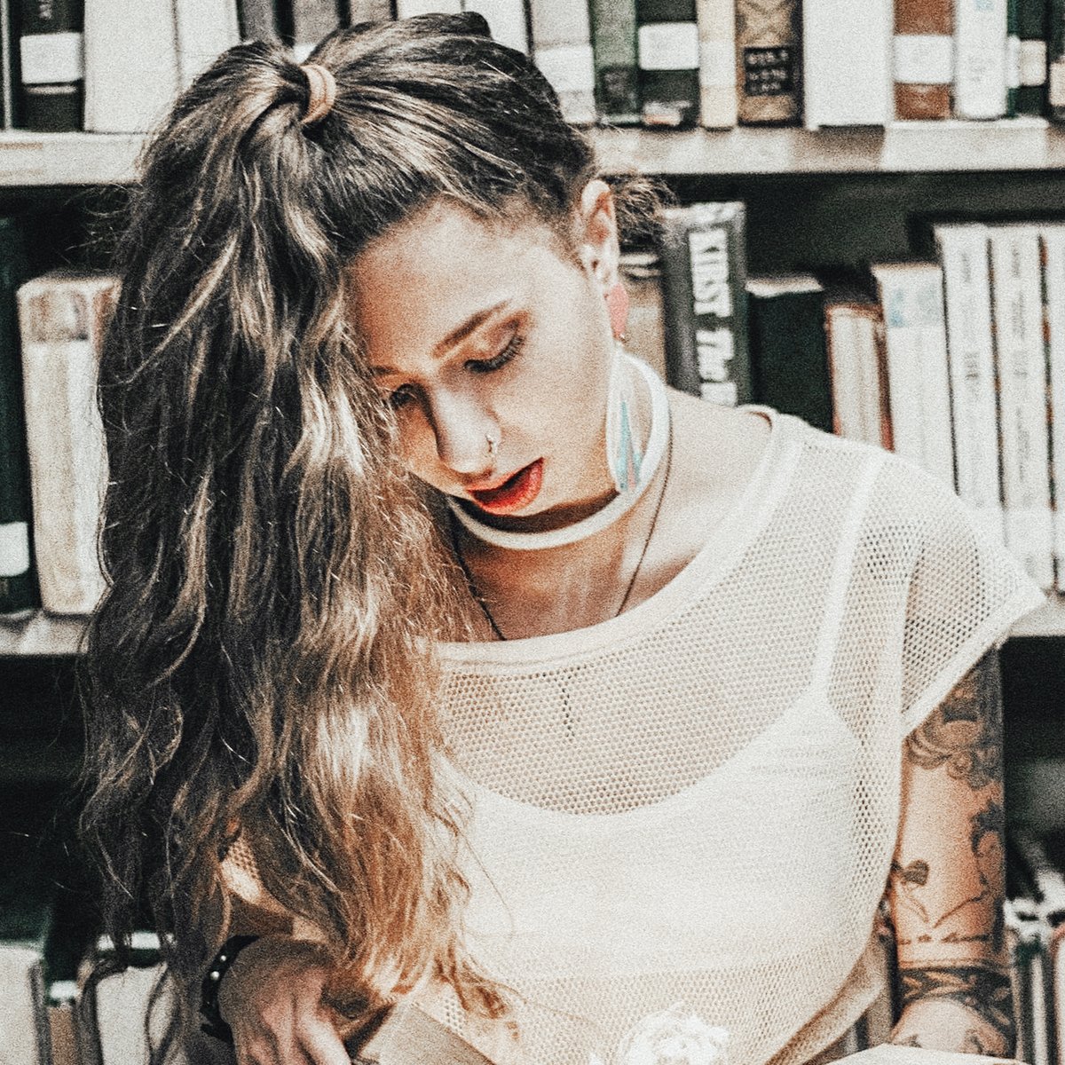 Raus aus der Quarantäne! Die Leipziger-Buchmesse fällt aus aber die Bücher müssen nicht in der Quarantäne gefangen sein. ⁠Unter #bücherhamstern rufen deshalb auch wir dazu auf, einfach online zu stöbern, talentierte Autoren zu unterstützen und ihre Herzensprojekte zu kaufen.