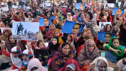 UmarKhalidJNU's tweet photo. The brave #WomenofShaheenBagh are carrying forward the finest legacy of our Freedom Movement, that emphasized principles of liberty, equality &amp; fraternity. 

Guess who has a problem? Those whose ideological ancestors never participated in the Freedom Movement! https://t.co/JfVbtuCjzl