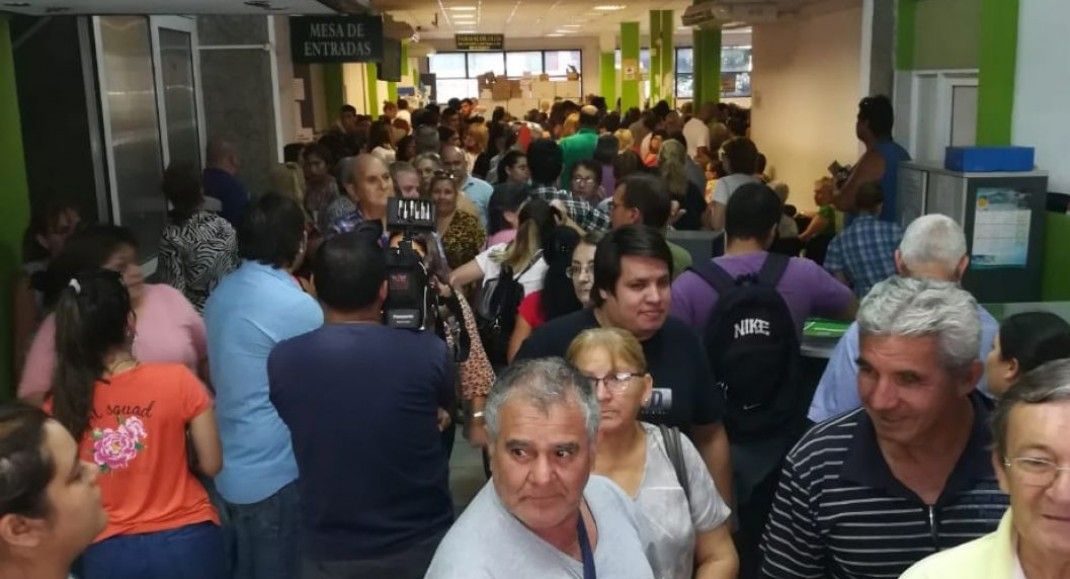 LT7Noticias's tweet photo. Después del día de furia, #IOSCor vuelve a atender doble turno. ➡ https://t.co/6EKoAQJ5Lb https://t.co/qMPJtGFXP5