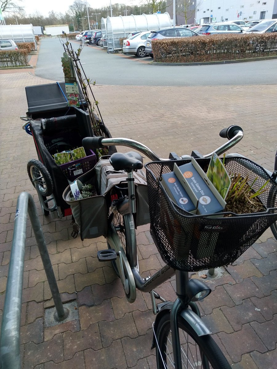 MarankeWieringa's tweet image. Celebrated my first free day as a parttimer by getting plants (+ 110 liters of dirt) for our balcony, without a car. 💪 Am pretty tired, but especially content with our new hot pink honeysuckle. #driveless