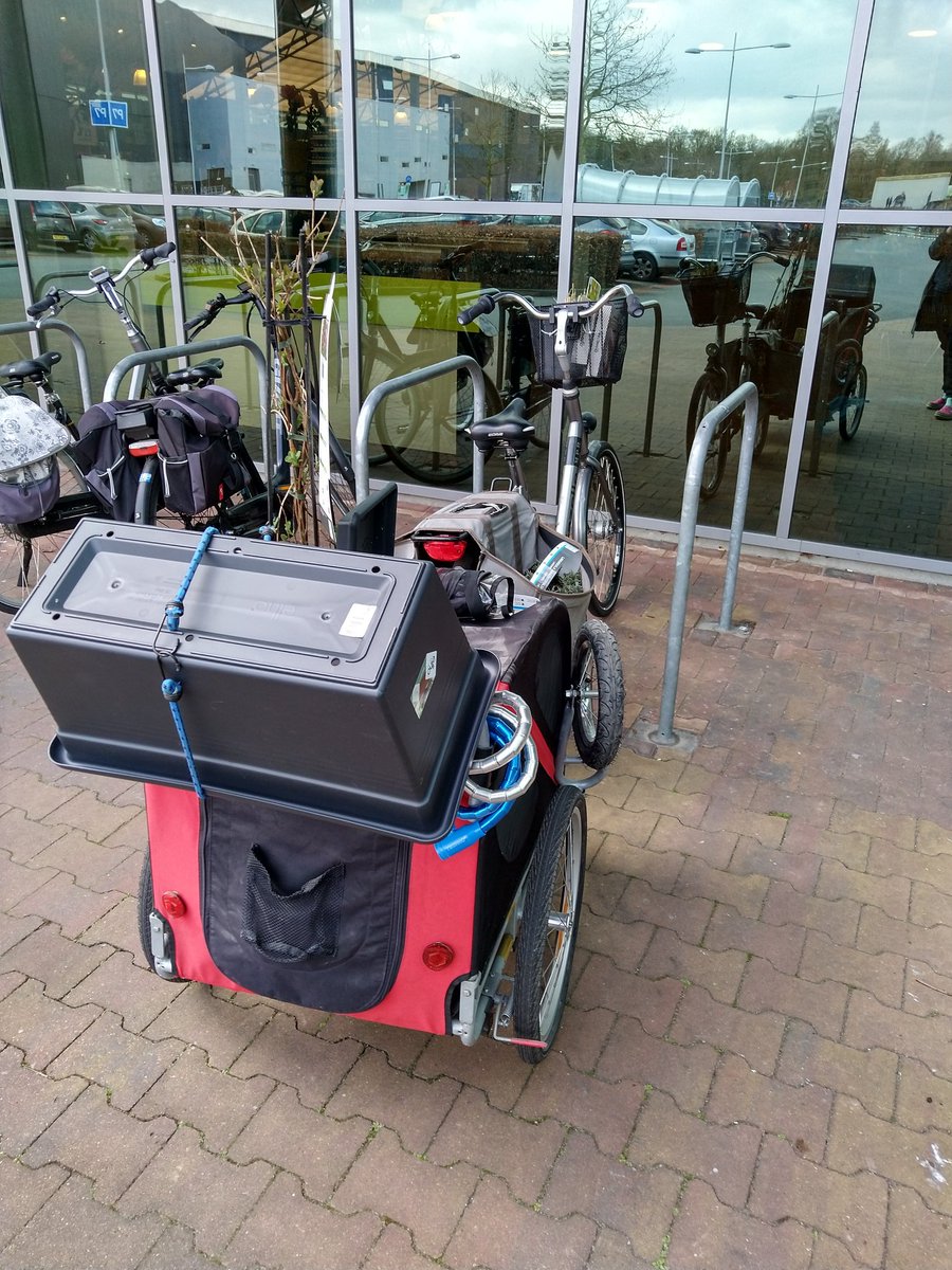 MarankeWieringa's tweet image. Celebrated my first free day as a parttimer by getting plants (+ 110 liters of dirt) for our balcony, without a car. 💪 Am pretty tired, but especially content with our new hot pink honeysuckle. #driveless