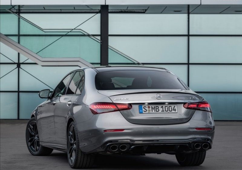 AutosDesign's tweet photo. El #MercedesBenz Clase E se renueva, el diseño mantiene la elegancia —a mejor— mecánicamente evoluciona para una mejor eficiencia mayor potencia. 4 y 6 cil desde 272 hp hasta 435 hp (AMG53), Mild Hybrid 48 voltios, etc etc...
#autos #like https://t.co/vZqczmTG90