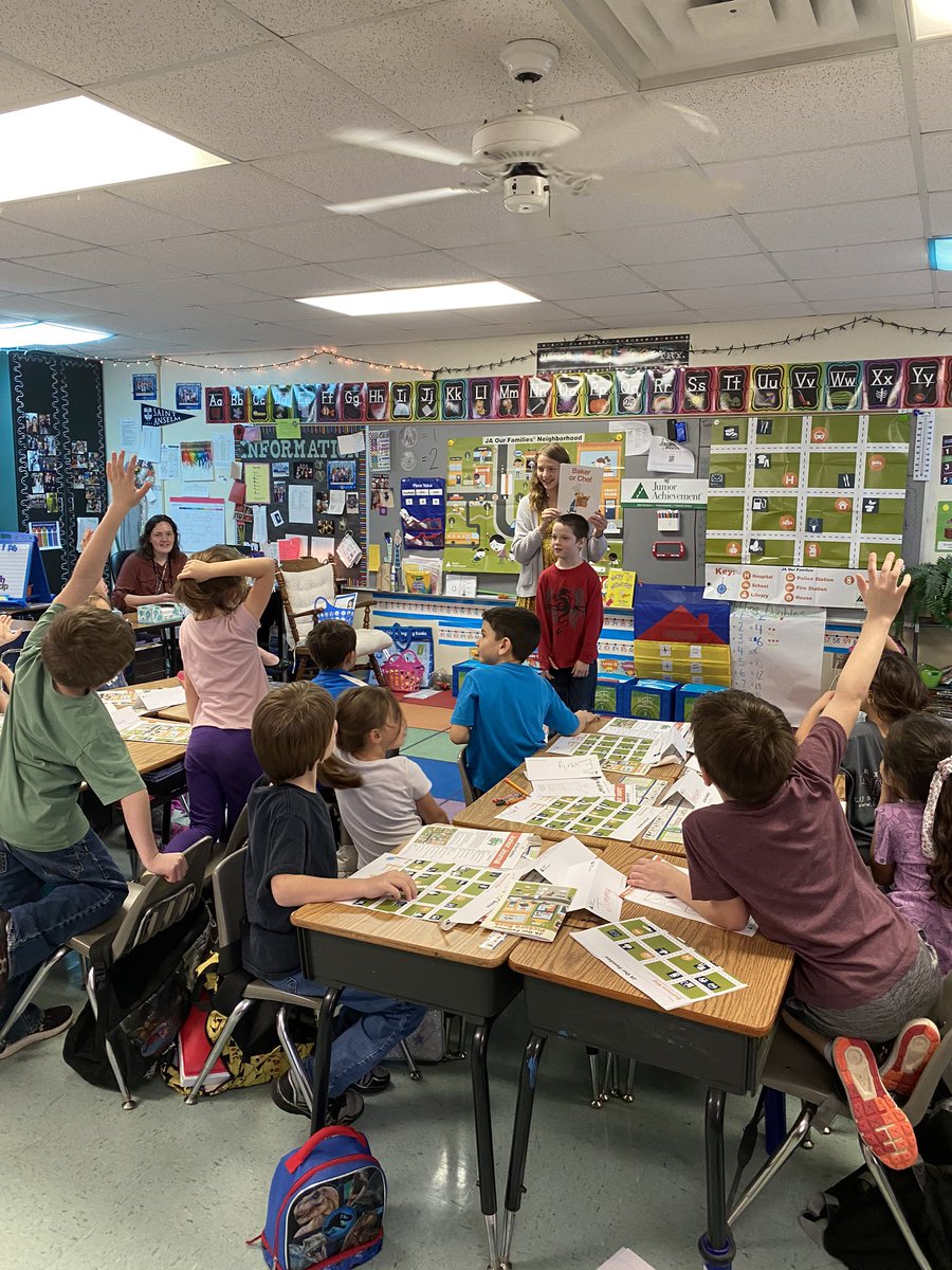 FACSLovesYou's tweet photo. Engagement! Hands-On! Students Teaching Students! It was a Beautiful Day of Learning &amp; Growing @hcebulldogs for Junior Achievement💙 #teachthemtoteach #bulldogproud https://t.co/I1WkywUBUg